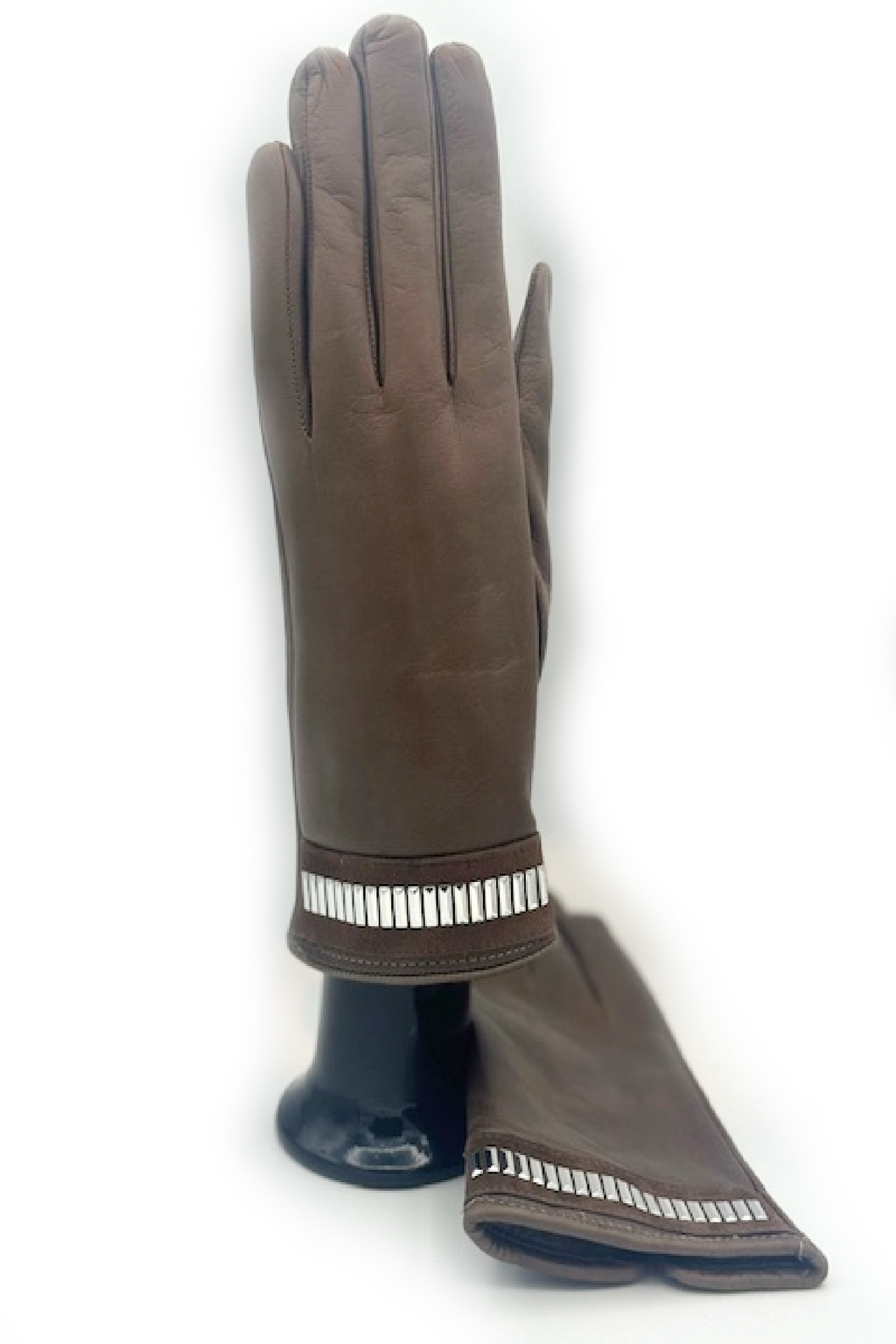 Guanto in Nappa con bracciale silver al polso - Fango