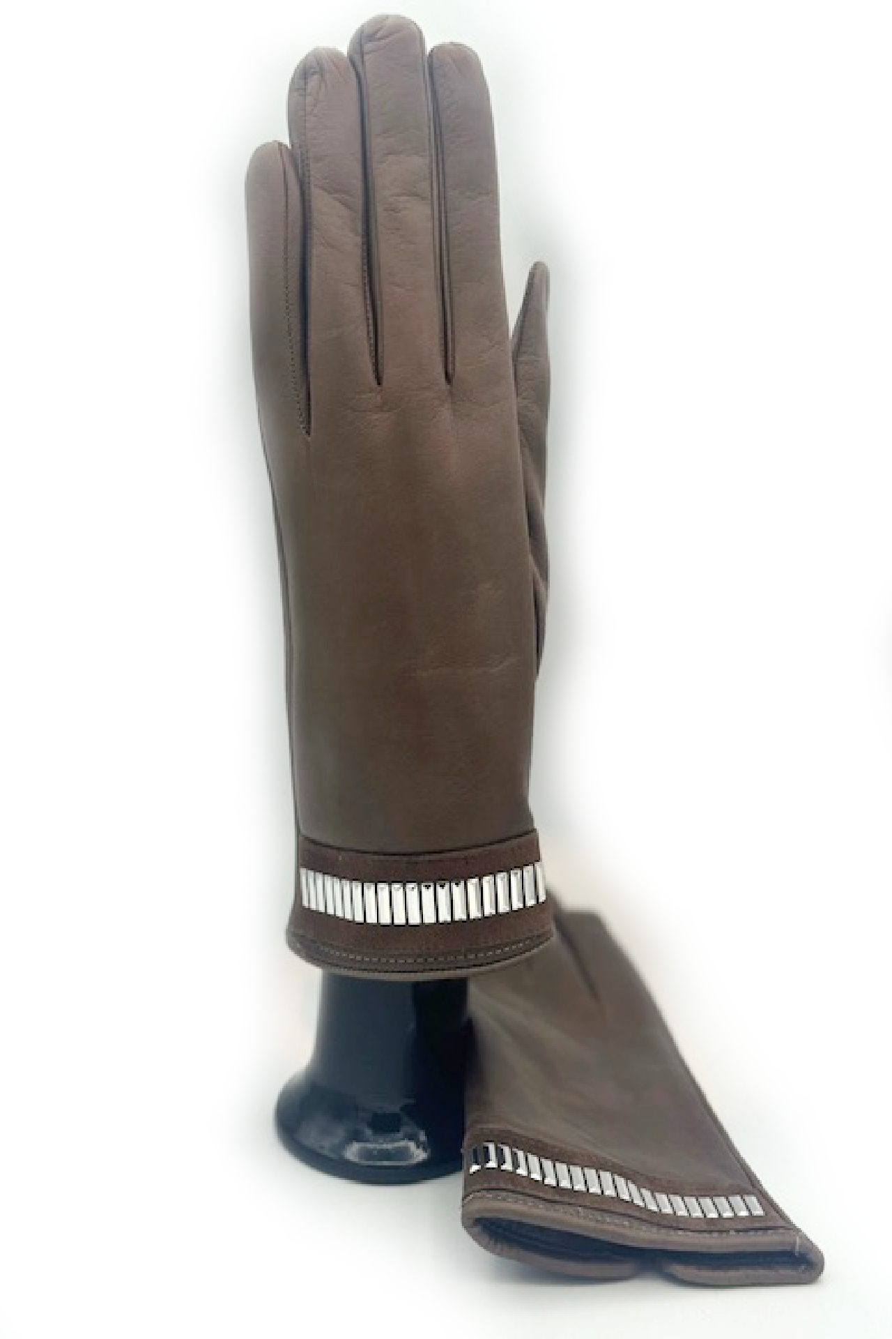 Guanto in Nappa con bracciale silver al polso - Fango